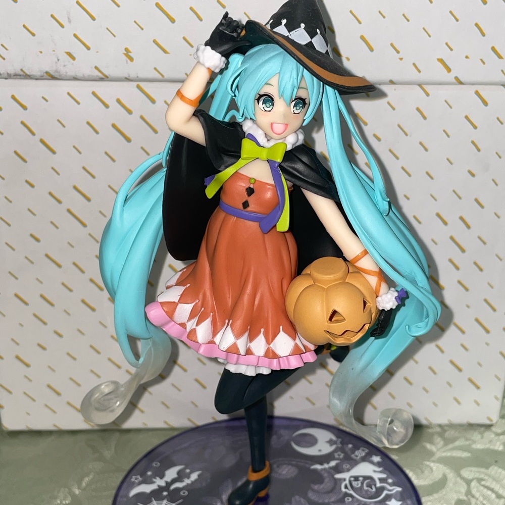 Halloween MIKU Figurine, ombré blue+white hair. Witch dress-up. Excellent care.